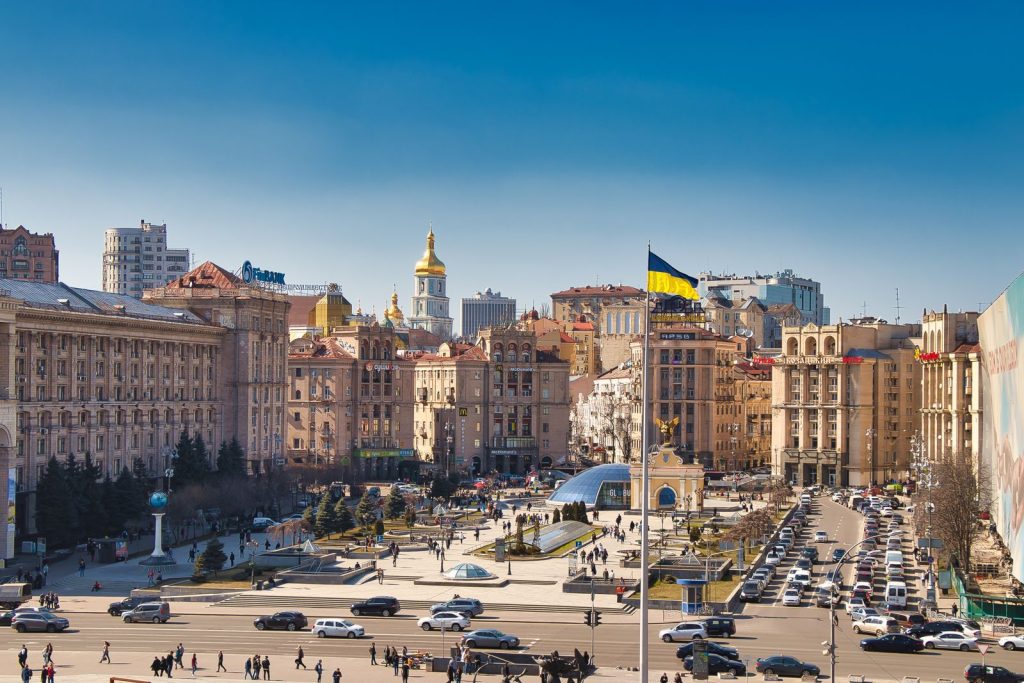 Київ: вулиця з автомобілями та історичною забудовою в центрі столиці